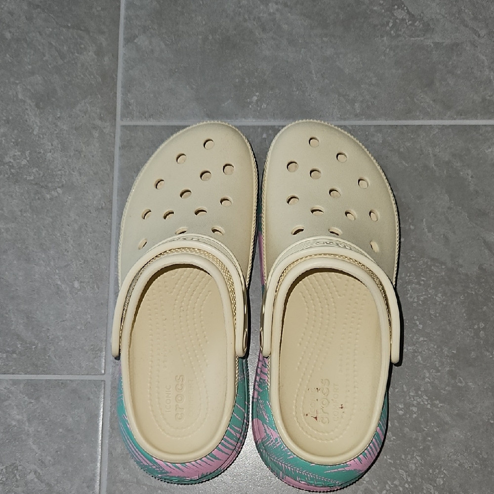 CROCS Cream and Pink Water Shoes with Ventilation